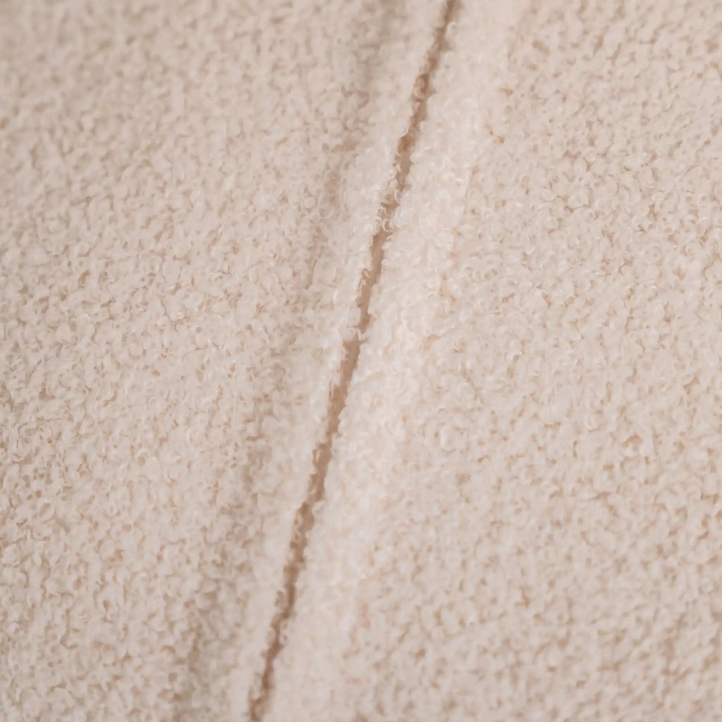 Detal na ukryty zamek w legowisku dla psa, tkanina boucle, kolor chałwa (kremowy). Nowoczesna, wysokiej jakości tkanina boucle z certyfikatami bezpieczeństwa.