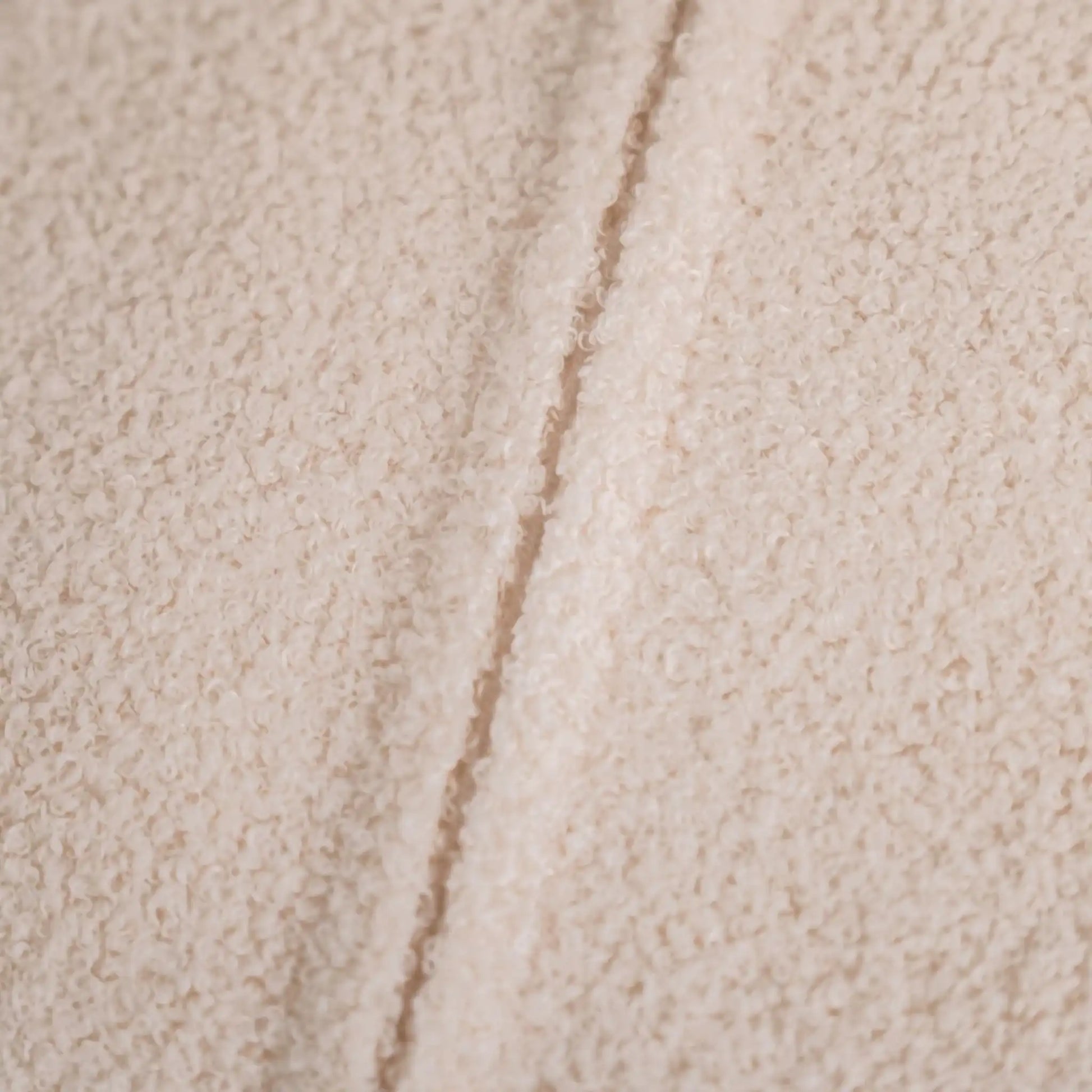 Detal na ukryty zamek w legowisku dla psa, tkanina boucle, kolor chałwa (kremowy). Nowoczesna, wysokiej jakości tkanina boucle z certyfikatami bezpieczeństwa.